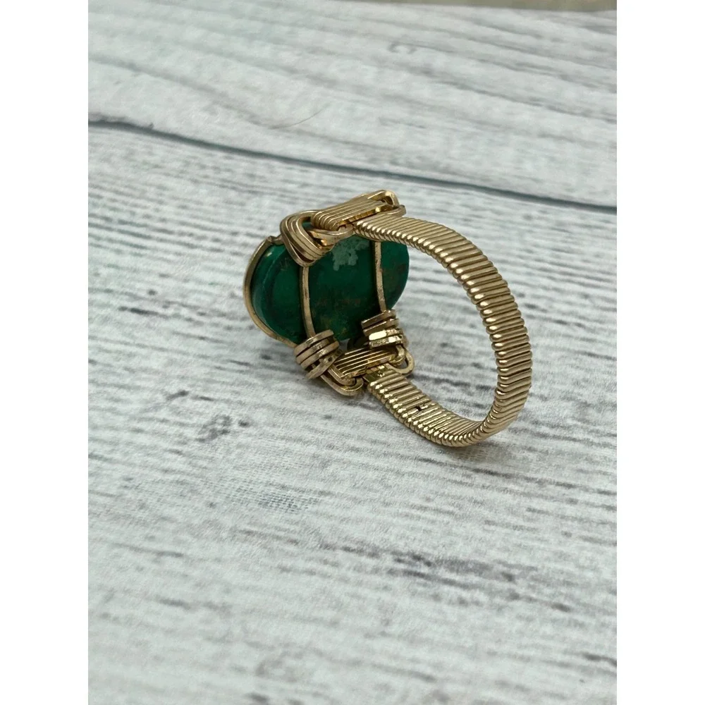 Vintage Gold Tone Wire Wrapped Ring with Green Malachite Oval Stone‎ Size 9